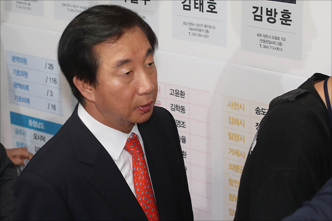 제7회 전국동시지방선거 개표가 시작된 13일 서울 여의도 자유한국당 당사에서 김성태 자유한국당 원내대표가 개표방송 출구조사를 시청한 뒤 무거운 표정으로 개표상황실을 떠나고 있다. ⓒ데일리안 홍금표 기자