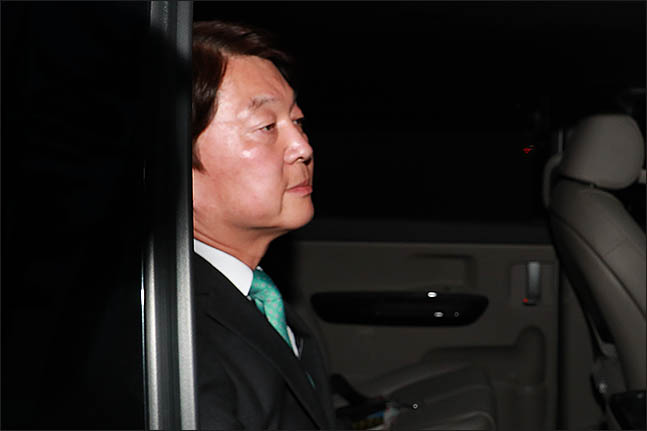 안철수 바른미래당 서울시장 후보가 13일 오후 서울 여의도 당사에서 6·13 지방선거 방송사 출구조사 결과에 대한 입장을 발표 후 당사를 빠져나가고 있다. ⓒ데일리안 류영주 기자