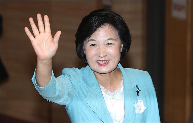 추미애 더불어민주당 대표가 13일 오후 국회 의원회관에 마련된 제7회 6·13 전국동시지방선거 개표상황실에 들어서며 취재진을 향해 손을 흔들고 있다. ⓒ데일리안 박항구 기자