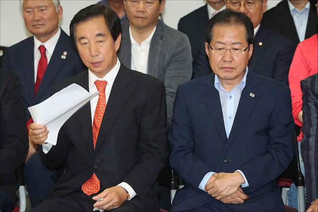 제7회 전국동시지방선거 개표가 시작된 13일 오후 서울 여의도 자유한국당 당사에서 자유한국당 홍준표 대표와 김성태 원내대표 등 당 지도부가 침통한 표정으로 개표방송 출구조사를 시청하고 있다. ⓒ데일리안 홍금표 기자