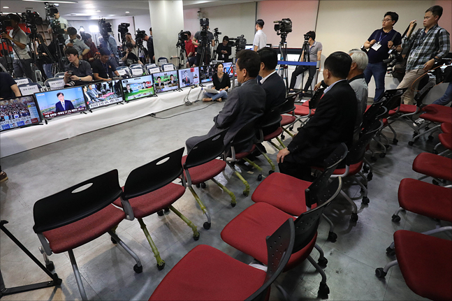 제7회 전국동시지방선거 개표가 시작된 13일 오후 서울 여의도 자유한국당 당사에서 자유한국당 홍준표 대표와 김성태 원내대표 등 당 지도부가 개표상황실을 떠난 뒤 소수의 당 관계자가 개표방송을 시청하고 있다. ⓒ데일리안 홍금표 기자