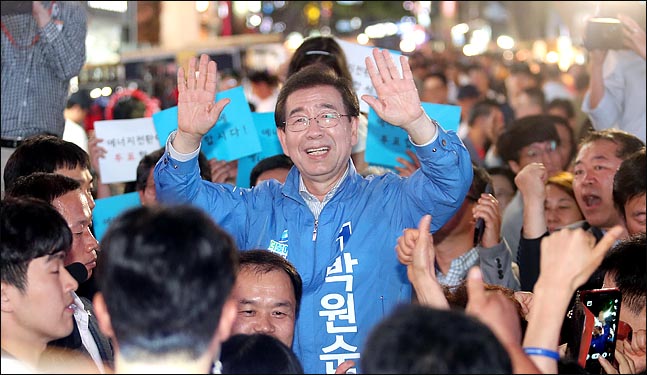 박원순 더불어민주당 서울시장 후보가 6,13 지방선거 공식선거운동의 마지막 날인 12일 오후 서울 명동 거리에서 열린 집중유세에서 시민들에게 손을 들어올려 인사하고 있다.(자료사진)ⓒ데일리안 박항구 기자