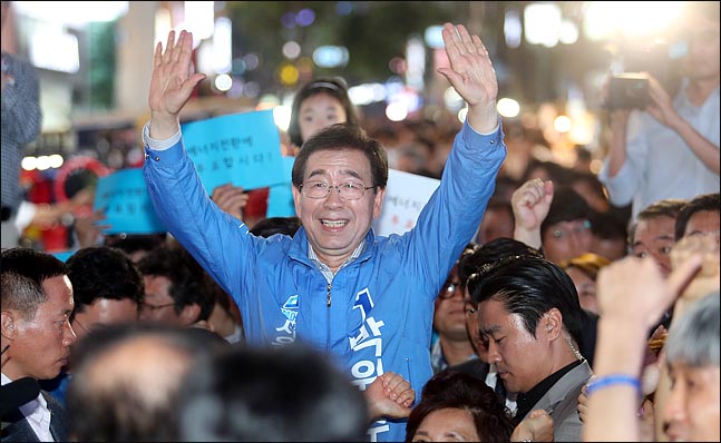 박원순 더불어민주당 서울시장 후보가 6,13 지방선거 공식선거운동의 마지막 날인 지난 12일 오후 서울 명동 거리에서 열린 집중유세에서 시민들에게 손을 들어올려 인사하고 있다.(자료사진)ⓒ데일리안 박항구 기자