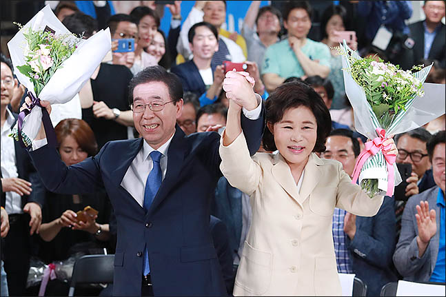 박원순 더불어민주당 서울시장 후보가 13일 오후 당선이 확실시 되자 서울 종로구에 마련된 선거캠프에서 아내 강난희 여사와 함께 팔을 들어올리고 있다. ⓒ데일리안 류영주 기자
