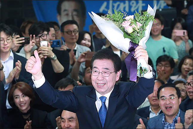 박원순 더불어민주당 서울시장 후보가 13일 오후 당선이 확실시 되자 서울 종로구에 마련된 선거캠프에서 엄지를 치켜올리고 있다. ⓒ데일리안 류영주 기자