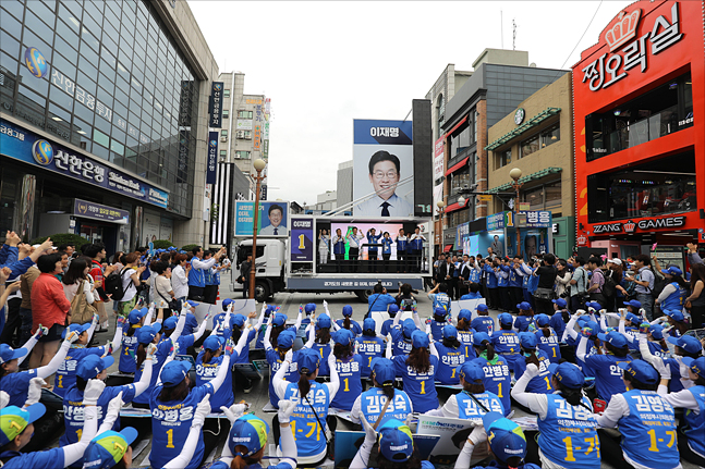 6.13 지방선거가 이틀 앞으로 다가온 11일 오후 경기 의정부시 행복로에서 이재명 더불어민주당 경기도지사 후보가 참석한 가운데 유세가 열리고 있다. ⓒ데일리안 홍금표 기자