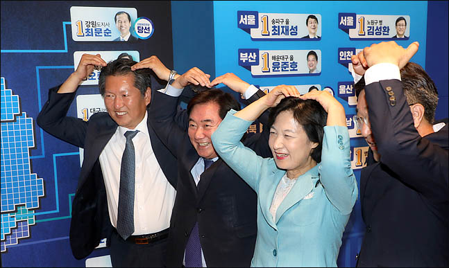 추미애 더불어민주당 대표가 13일 오후 서울 여의도 국회 의원회관에 마련된 개표상황실에서 당선이 확실시 된 후보들의 이름표 옆에 스티커를 붙인뒤 국민들에게 감사의 하트를 보내고 있다. ⓒ데일리안 박항구 기자