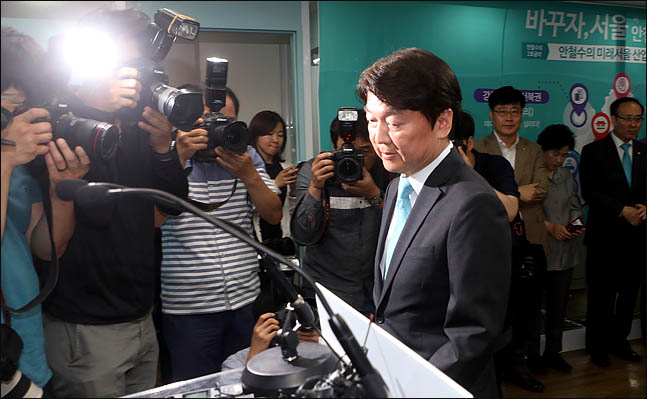 안철수 바른미래당 서울시장 후보가 14일 오전 서울 종로구 견지동 선거사무실에서 열린 선대위 해단식에서 소회를 밝히기 위해 발언석으로 이동하고 있다. 안 후보는 선거 패배와 관련해 “다 후보가 부족한 탓”이라며 “성찰의 시간을 당분간 갖겠다”고 말했다. ⓒ데일리안 박항구 기자