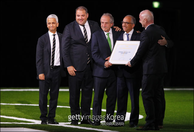 13일(한국시각) 러시아 모스크바 엑스포센터에서 제68차 FIFA 총회에서 2026년 월드컵 개최지로 결정된 북중미 3개국 연합 대표단이 잔니 인판티노(맨오른쪽) 회장과 함께 기념사진을 찍고 있다. ⓒ 게티이미지