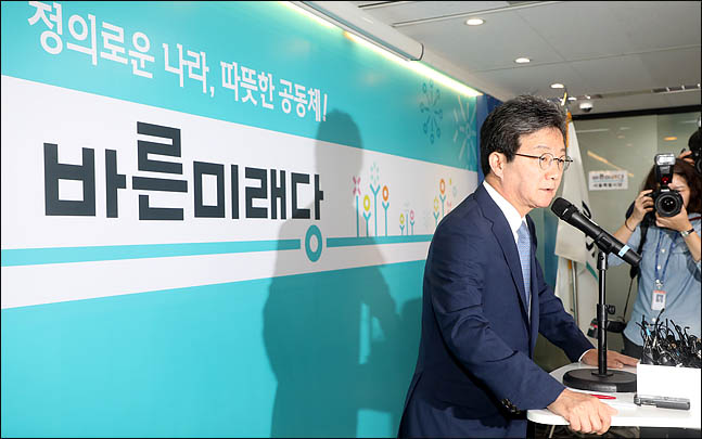 유승민 바른미래당 공동대표가 14일 오전 서울 여의도 바른정당 당사에서 지방선거 패배의 책임을 지고 대표직 사퇴를 밝히고 있다. ⓒ데일리안 박항구 기자