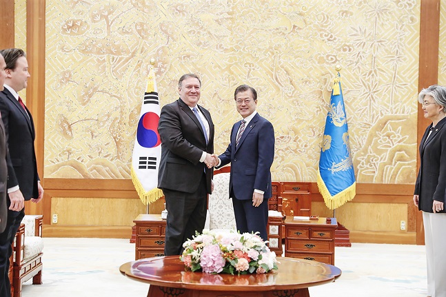 문재인 대통령이 14일 청와대에서 1박2일 일정으로 방한한 마이크 폼페이오 미국 국무장관과 악수하고 있다. ⓒ청와대