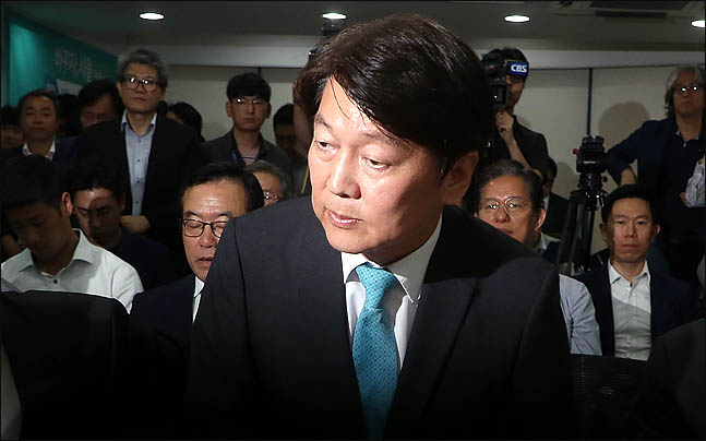 안철수 바른미래당 서울시장 후보가 14일 오전 서울 종로구 견지동 선거사무실에서 선대위 해단식을 마친 뒤 자리에서 일어나고 있다. ⓒ데일리안 박항구 기자