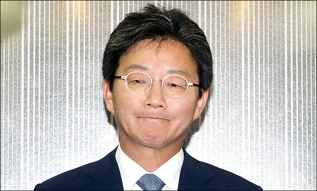 유승민 바른미래당 공동대표가 14일 오전 서울 여의도 바른정당 당사에서 지방선거 패배의 책임을 지고 대표직 사퇴를 밝힌 뒤 승강기에 올라 굳은 표정을 하고 있다. ⓒ데일리안 박항구 기자