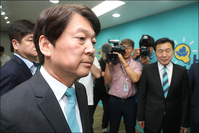 안철수 바른미래당 서울시장 후보가 14일 오전 서울 종로구 견지동 선거사무실에서 선대위 해단식을 마친 뒤 퇴장하고 있다. ⓒ데일리안 박항구 기자