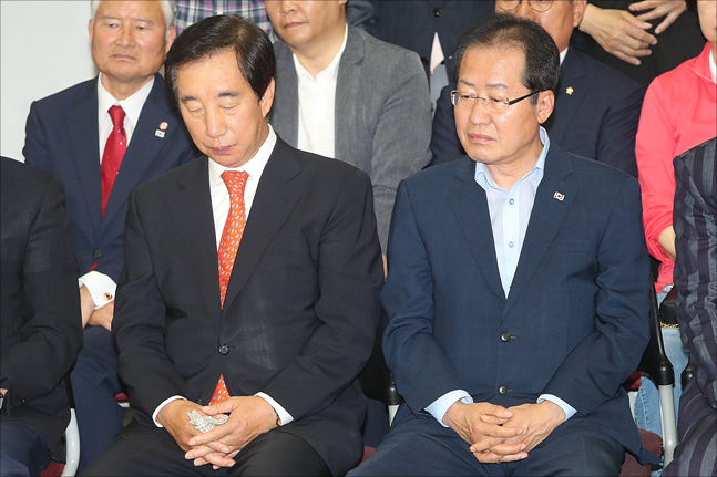 제7회 전국동시지방선거 개표가 시작된 지난 13일 오후 서울 여의도 자유한국당 당사에서 자유한국당 홍준표 대표와 김성태 원내대표 등 당 지도부가 침통한 표정으로 개표방송 출구조사를 시청하고 있다. (자료사진) ⓒ데일리안 홍금표 기자
