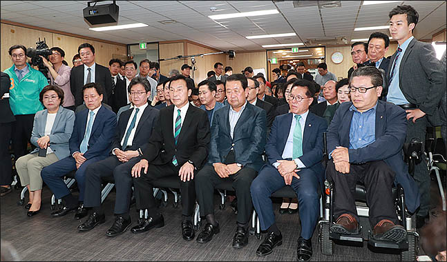 유승민 바른미래당 공동대표, 손학규 공동선대위원장, 박주선 공동대표를 비롯한 당 지도부가 13일 오후 서울 여의도 당사에 마련된 6.13지방선거 개표상황실에서 방송사 출구조사 결과를 지켜보고 있다. ⓒ데일리안 류영주 기자