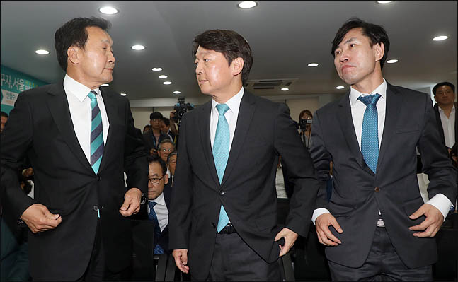 안철수(가운데) 바른미래당 전 서울시장 후보와 손학규(왼쪽) 선대위원장, 하태경 의원이 14일 오전 서울 종로구 견지동 선거사무실에서 선대위 해단식을 마친 뒤 자리에서 일어나고 있다. ⓒ데일리안 박항구 기자