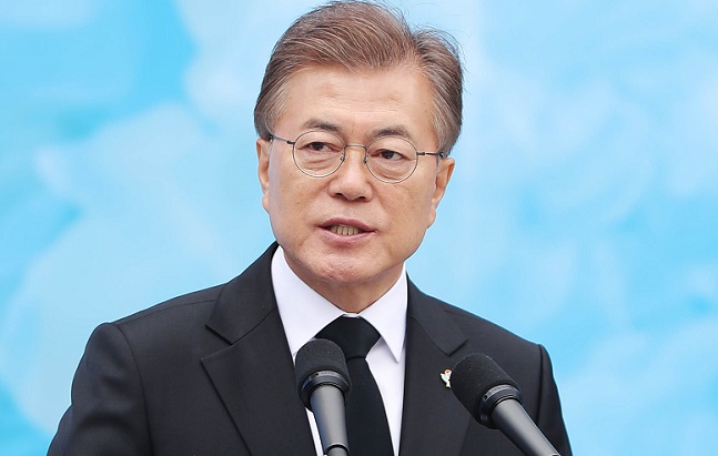 문재인 대통령은 14일 청와대에서 국가안전보장회의(NSC) 전체회의를 주재하며 "한국이 육지 속의 섬에서 벗어나 남북을 연결하고, 대륙과 해양을 가로지르면서 평화와 번영의 대전환의 시대를 주도할 수 있는 과감하고 혁신적인 도전을 생각할 때"라고 말했다.(자료사진)ⓒ청와대