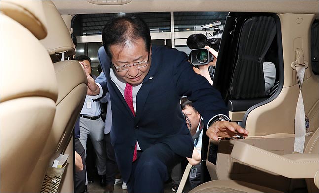 홍준표 자유한국당 대표가 14일 오후 서울 여의도 당사에서 열린 최고위원회의에서 6.13 지방선거 참패와 관련해 대표직 사퇴를 밝힌 뒤 당사를 떠나며 차량에 탑승하고 있다. ⓒ데일리안