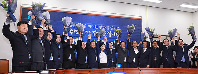 추미애 더불어민주당 대표와 6.13 지방선거 당선자들이 15일 오전 서울 여의도 국회 본청에서 열린