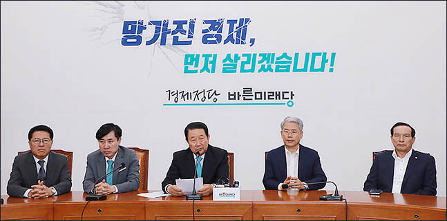 박주선 바른미래당 대표가 15일 오전 서울 여의도 국회 본청에서 비공개 최고위원-국회의원 연석회의를 마친 뒤 6.13 지방선거 패배 책임을 지며 지도부 동반사퇴를 밝히고 있다. ⓒ데일리안 류영주 기자