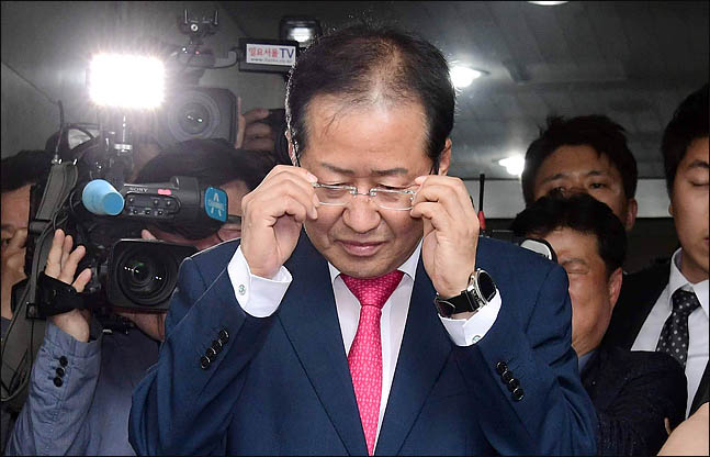 홍준표 자유한국당 대표가 지난 14일 오후 서울 여의도 당사에서 열린 최고위원회의에서 6.13 지방선거 참패와 관련해 대표직을 사퇴한 뒤 당사를 떠나고 있다. ⓒ데일리안