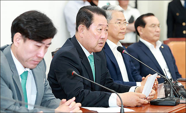 박주선 바른미래당 대표가 15일 오전 서울 여의도 국회 본청에서 비공개 최고위원-국회의원 연석회의를 마친 뒤 6.13 지방선거 패배 책임을 지며 지도부 동반사퇴를 밝히고 있다. ⓒ데일리안 류영주 기자
