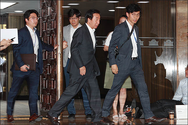 김성태 자유한국당 당대표권한대행이 지난 15일 오후 서울 여의도 국회 본청에서 열린 비상의원총회 중 잠시 밖으로 나오고 있다. (자료사진) ⓒ데일리안 류영주 기자