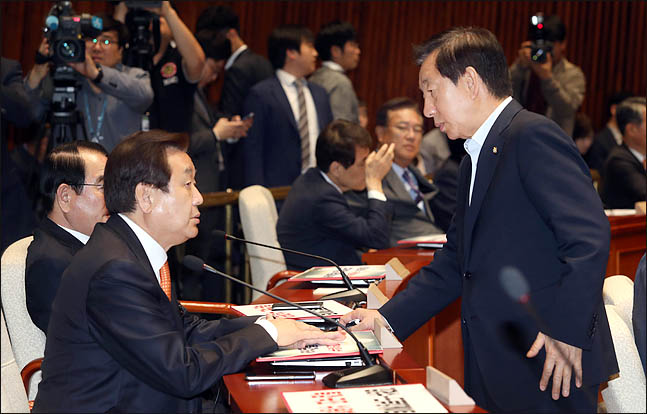 김성태 자유한국당 원내대표와 김무성 의원이 지난달 3일 오후 국회에서 열린 의원총회에서 대화를 나누고 있다. (자료사진) ⓒ데일리안 박항구 기자
