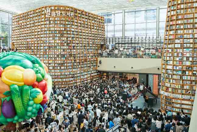 스타필드 코엑스몰이 별마당 도서관 개관 1주년을 기념해 한 분야에서 오랜 기간 일하며 꿈을 이룬 사람들의 이색적 강연을 진행했다.ⓒ스타필드
