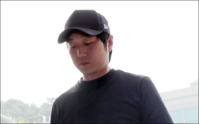 2018평창동계올림픽을 앞두고 한국 여자 쇼트트랙 심석희를 폭행해 국가대표팀 코치에서 제명된 조재범 전 코치가 지난 18일 오전 경찰 조사를 위해 경기도 수원시 경기남부지방경찰청 광역수사대로 출석하고 있다. ⓒ 연합뉴스