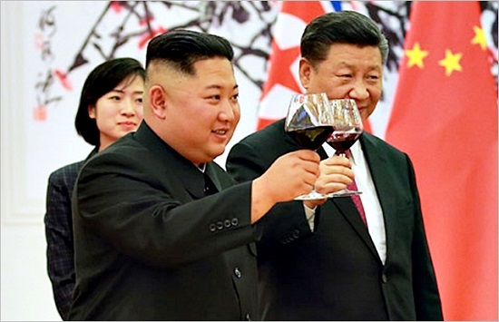 김정은 북한 국무위원장(왼쪽)과 시진핑 중국 국가주석이 지난 19일 중국 베이징에서 3차 북중 정상회담을 진행하고 있다. ⓒ조선중앙통신
