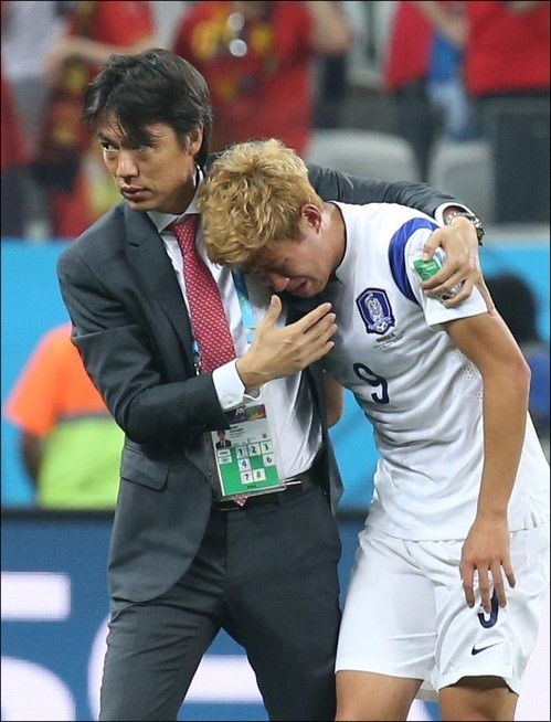 4년 전 브라질 월드컵 조별리그 3차전에서 벨기에에 패한 뒤 눈물을 쏟은 손흥민. ⓒ 연합뉴스