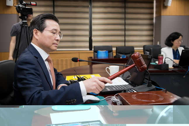 김용범 금융위원회 부위원장 겸 증권선물위원장이 7일 오전 삼성바이오로직스의 회계부정 혐의와 관련된 회의 시작을 알리는 의사봉을 두드리고 있다.ⓒ금융위원회