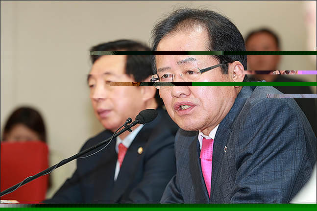 홍준표 자유한국당 대표가 지난 5월 27일 오후 서울 여의도 당사에서 지난 26일 열린 제2차 남북정상회담과 관련해 기자회견을 열고 발언하고 있다. ⓒ데일리안 류영주 기자