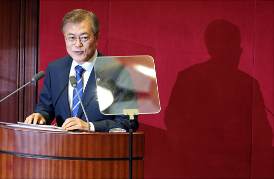 문재인 대통령은 21일 러시아 하원 연설에서 "남북 간의 공고한 평화체제는 동북아 다자 평화안보협력체제로 발전할 수 있을 것"이라고 말했다.(자료사진)ⓒ데일리안