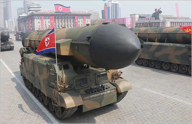 북한이 지난해 진행된 열병식에서 대륙간탄도미사일을 공개하고있다 ⓒ조선중앙통신