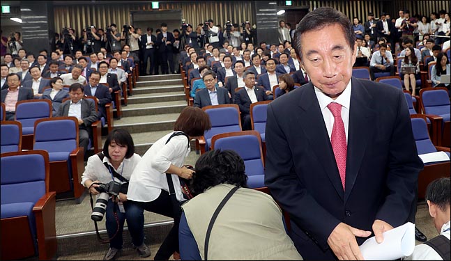 김성태 자유한국당 대표 권한대행 겸 원내대표가 21일 오전 국회에서 열린 의원총회에서 모두발언을 위해 발언석으로 이동하며 귿은 표정을 하고 있다. ⓒ데일리안 박항구 기자