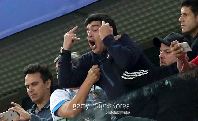 경기 도중 ‘손가락 욕’으로 구설에 오른 디에고 마라도나를 향한 비판이 끊이질 않고 있다. ⓒ 게티이미지