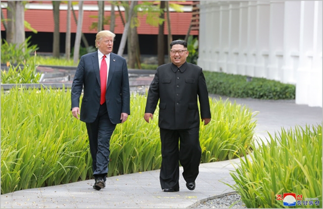 도널드 트럼프 미국 대통령(왼쪽)과 김정은 북한 국무위원장이 지난달 개최된 북미정상회담에서 회동하고 있다. ⓒ조선중앙통신