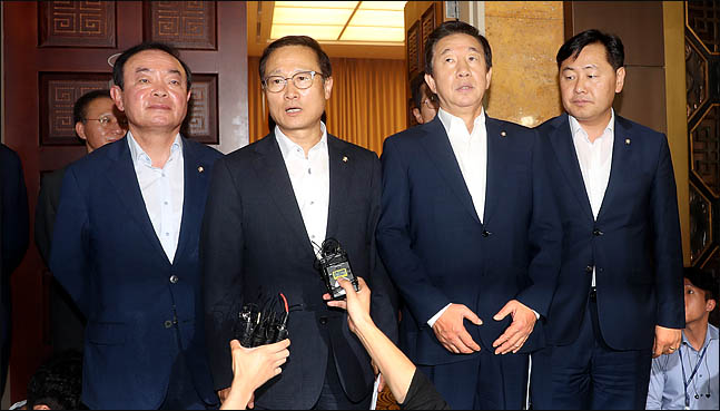 국회 교섭단체 4당 원내대표들이 10일 오전 국회 귀빈식당에서 7월 임시국회 일정에 합의한뒤 내용을 발표하고 있다. 왼쪽부터 장병완 정의와 평화의 의원모임, 홍영표 더불어민주당, 김성태 자유한국당, 김관영 바른미래당 원내대표. ⓒ데일리안 박항구 기자