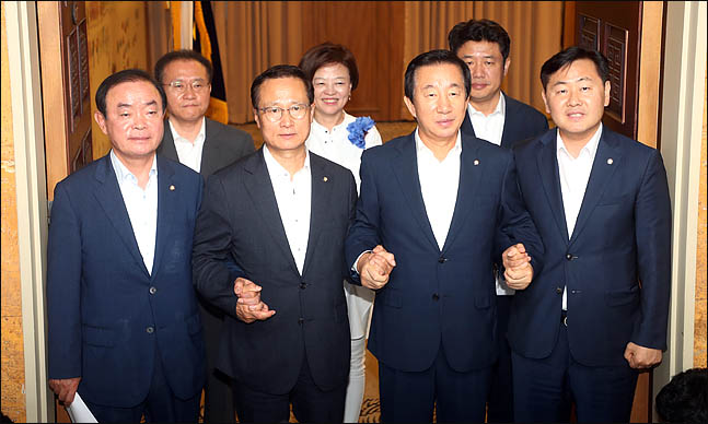 국회 교섭단체 4당 원내대표들이 10일 오후 국회에서 20대 국회 후반기 원구성 협상에 합의한 뒤 함께 손을 잡고 있다. 왼쪽부터 장병완 정의와 평화의 의원모임, 홍영표 더불어민주당, 김성태 자유한국당, 김관영 바른미래당 원내대표. ⓒ데일리안 박항구 기자