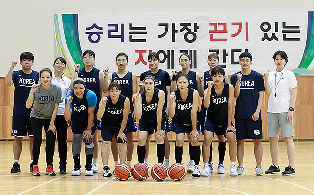 10일 오후 충북 진천 국가대표선수촌 농구장에서 2018 자카르타-팔렘방 아시안게임 참가하는 여자 농구 국가대표선수들이 기념촬영을 하고 있다. ⓒ데일리안 류영주 기자