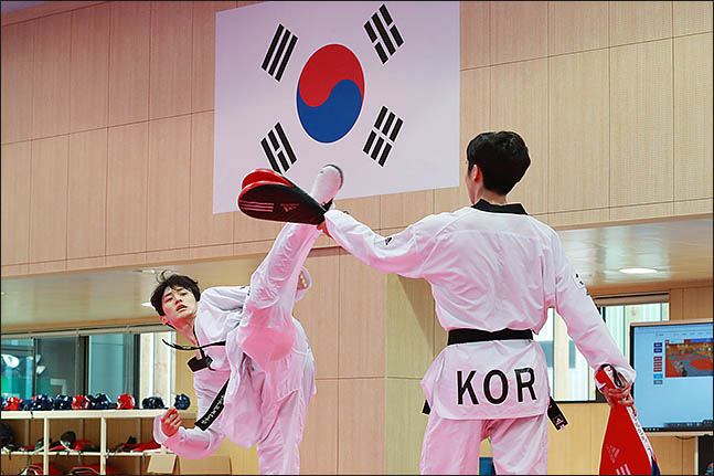 10일 오후 충북 진천 국가대표선수촌 태권도장에서 2018 자카르타-팔렘방 아시안게임 참가하는 남자 태권도 국가대표 이대훈이 훈련을 하고 있다. ⓒ데일리안 류영주 기자