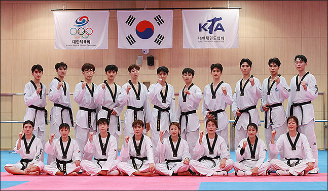 10일 오후 충북 진천 국가대표선수촌 태권도장에서 2018 자카르타-팔렘방 아시안게임 참가하는 태권도 국가대표 선수들이 기념촬영을 하고 있다. ⓒ데일리안 류영주 기자