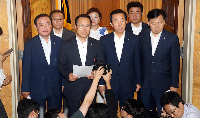 국회 교섭단체 4당 원내대표들이 지난 10일 오후 국회에서 20대 국회 후반기 원구성 협상에 합의한 뒤 내용을 발표하고 있다. ⓒ데일리안 박항구 기자