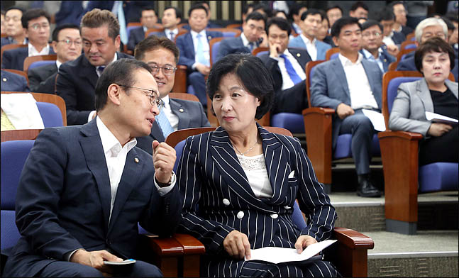 추미애 더불어민주당 대표와 홍영표 원내대표가 11일 국회에서 열린 의원총회에서 대화를 나누고 있다. ⓒ데일리안 박항구 기자
