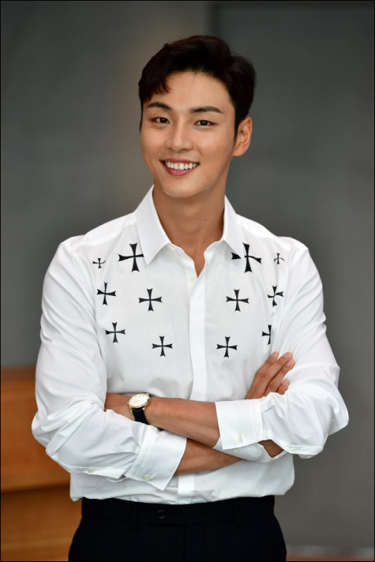 배우 윤시윤이 1인 2역에 도전한다. ⓒ SBS