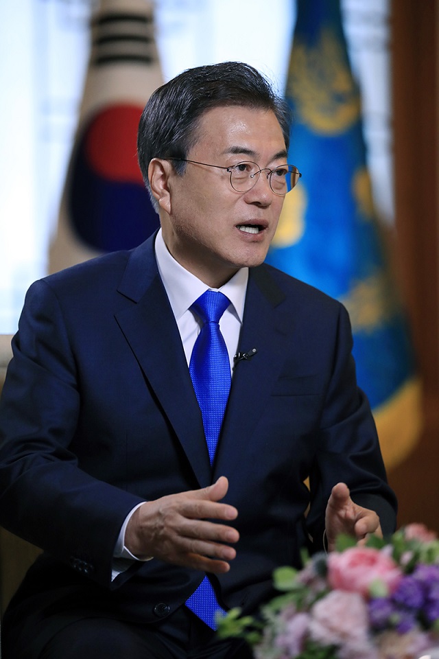 문재인 대통령은 한반도 정세가 두 차례 남북 정상회담과 북미 정상회담 개최로 대화 무드로 전환된 것과 관련 "앞으로 평화로운 한반도에서 남북이 공존공영하면서 민족공동체를 회복해 나간다면, 통일의 문은 자연스럽게 열릴 것"이라고 말했다.(자료사진)ⓒ청와대