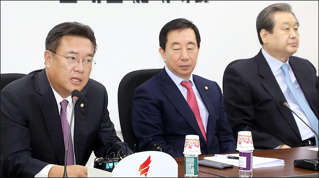 자유한국당 국회부의장 경선에 후보로 등록한 정진석 의원이 <br />
경제파탄대책특별위원장 시절 원내대책회의에서 모두발언을 하고 있다. 정진석 의원의 사진 오른편으로는 김성태 원내대표와 김무성 북핵폐기대책추진특별위원장. ⓒ데일리안 박항구 기자